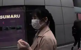 清楚系美女が四つん這いで放尿してカンチョーされて股間ビショビショ...