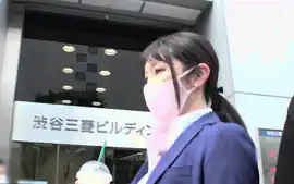 200gana-2518　ブラウスの隙間に手を伸ばしていく…