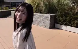 清楚な笑顔美女が昼は男とラブラブデート、夜は手マンで濡れ濡れ濃密エッチ...