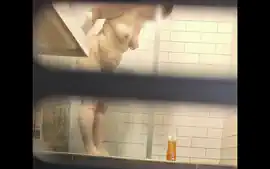 Chubby pussy farting MILF in a hostel shower