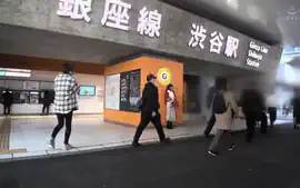 美人妻が車内で恥じらいの手コキフェラして艶やかに感じる手マンで濡れる...