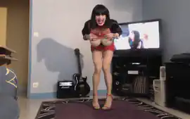 beurette a grosses mamelles danse en mini raz la moule